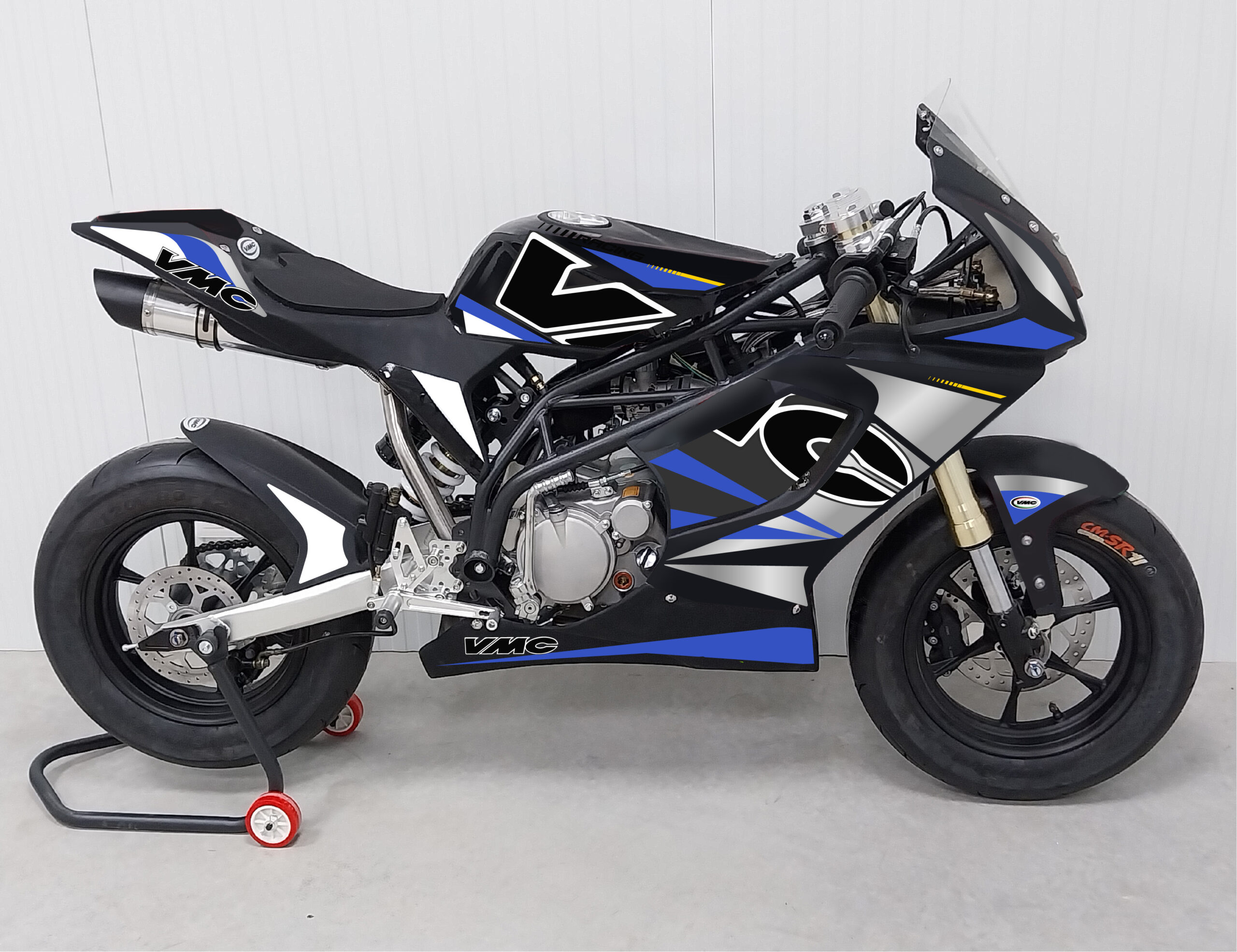 Moto noire VMC – presentation BLEUE