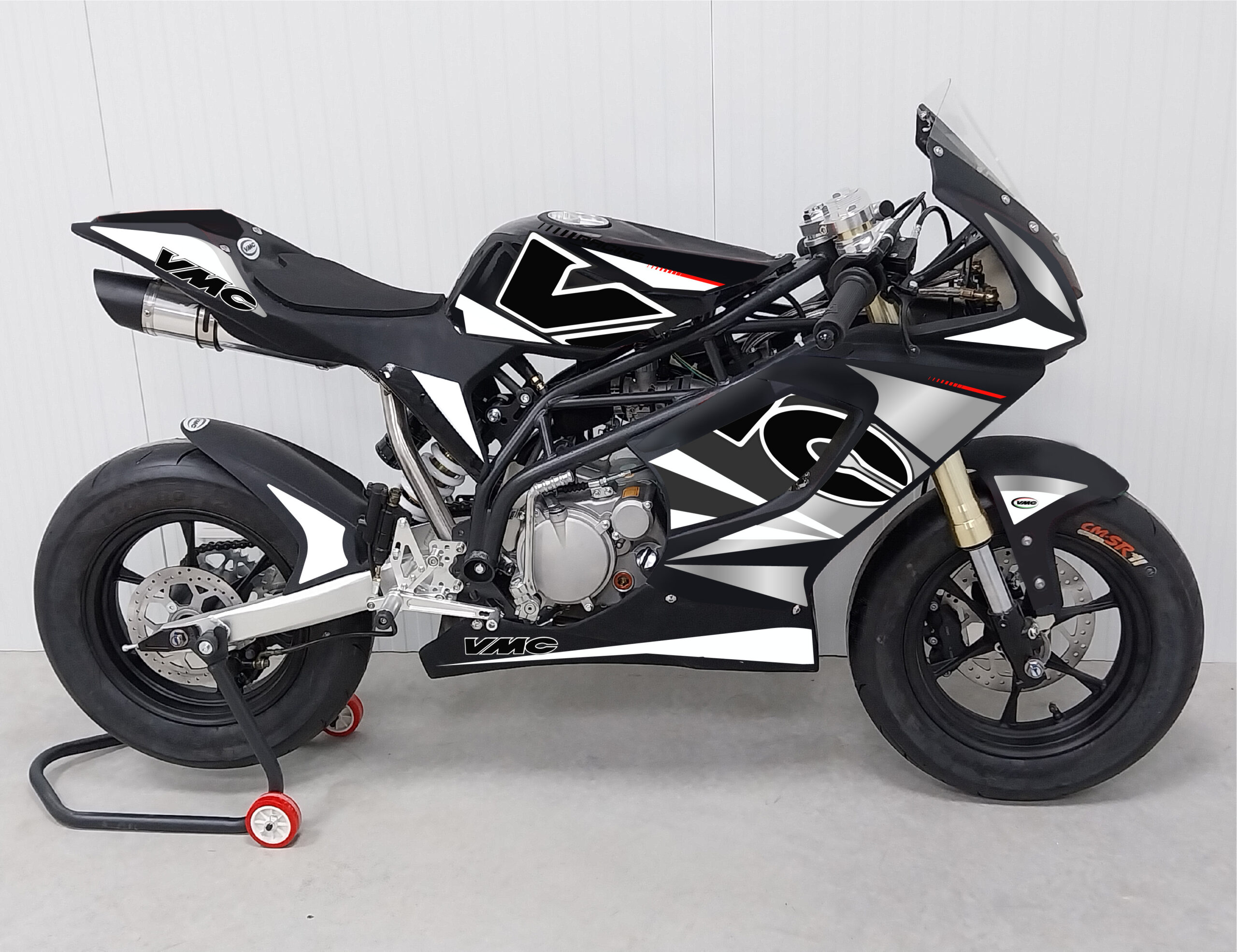 Moto noire VMC – presentation GRISE