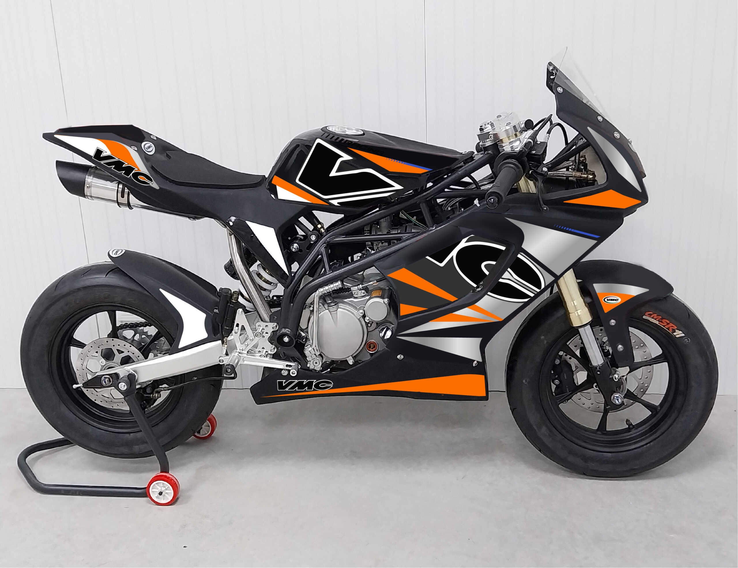 Moto noire VMC – presentation ORANGE