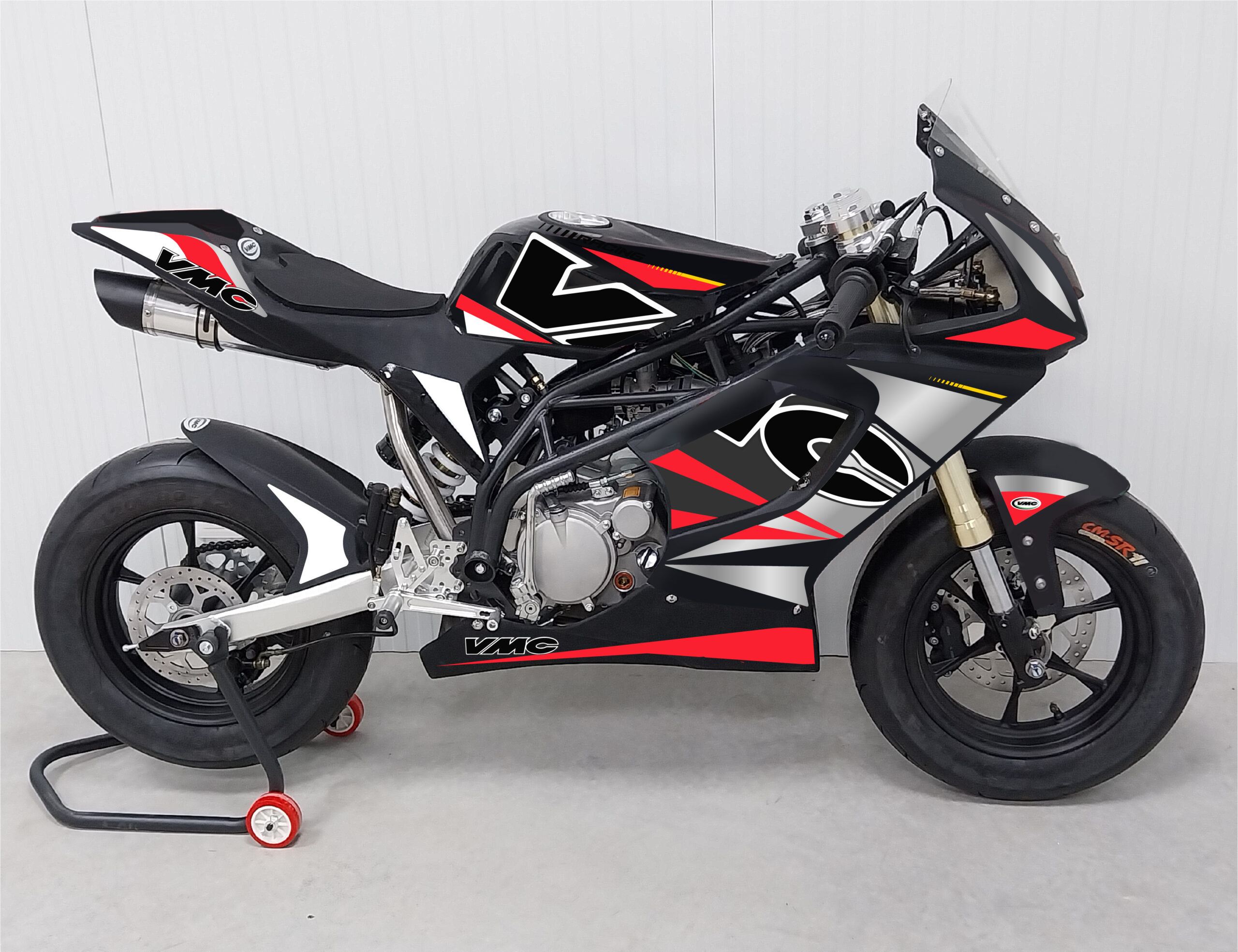 Moto noire VMC – presentation ROUGE