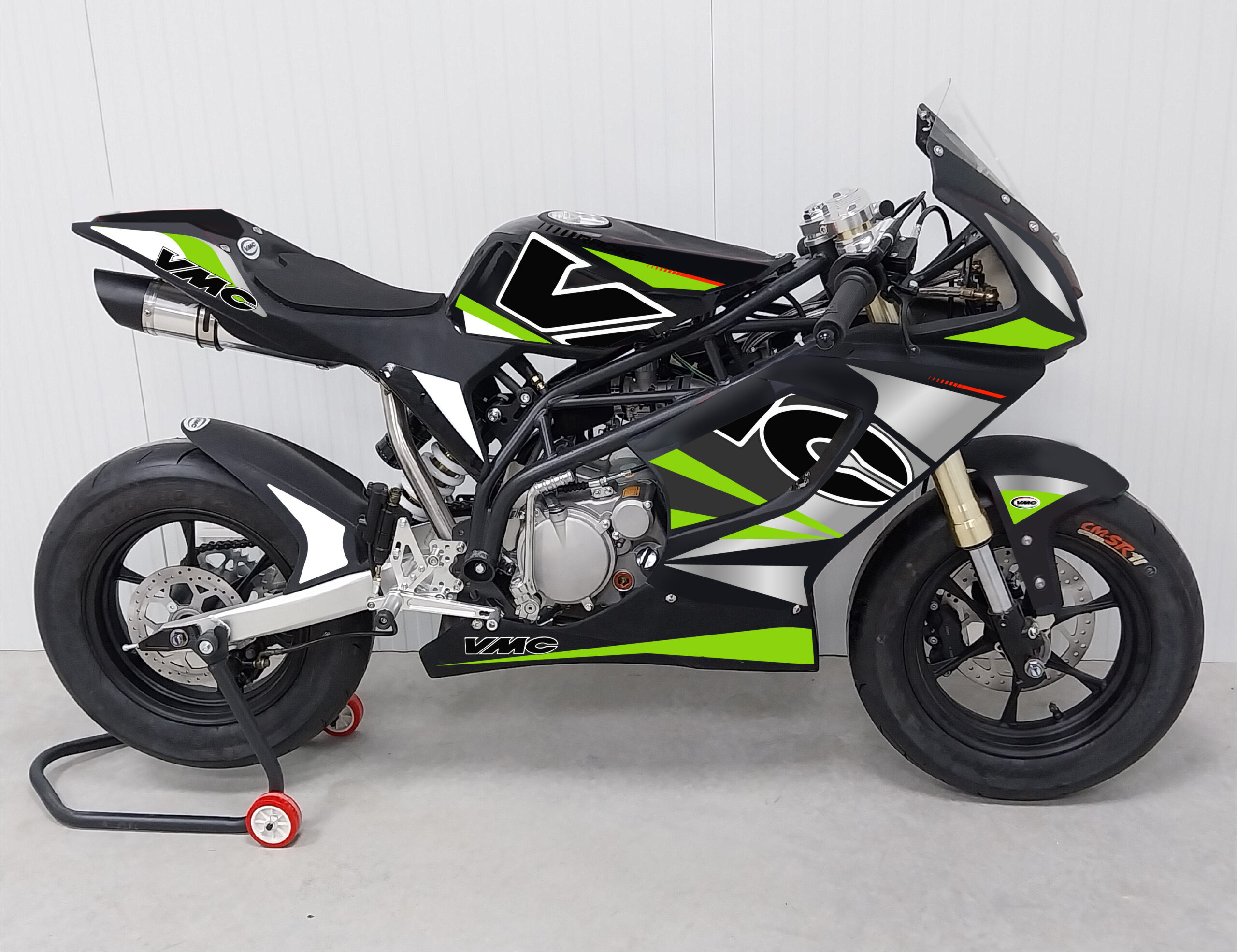 Moto noire VMC – presentation VERTE